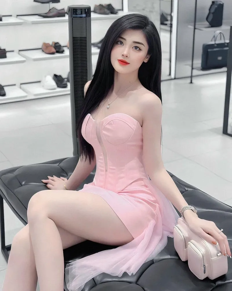 Gái xinh tóc ngắn ngang vai che mặt với nét dễ thương cuốn hút