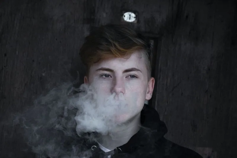 Avatar sad boy hút thuốc thể hiện cảm xúc mạnh mẽ và nổi loạn