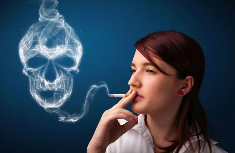 Avatar ảnh con gái hút thuốc buồn tạo nét trầm mặc và độc đáo