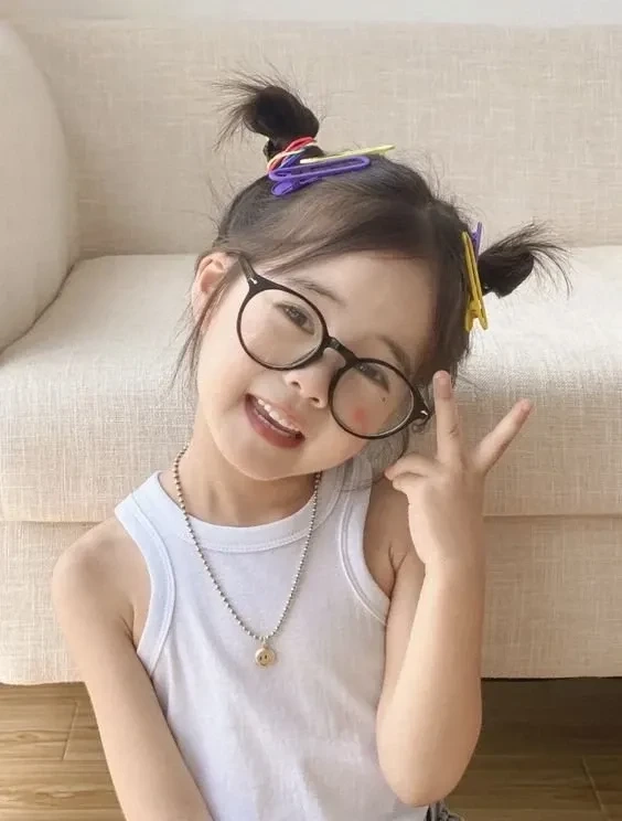 Hình nền em bé gái dễ thương dễ thương mang đến niềm vui