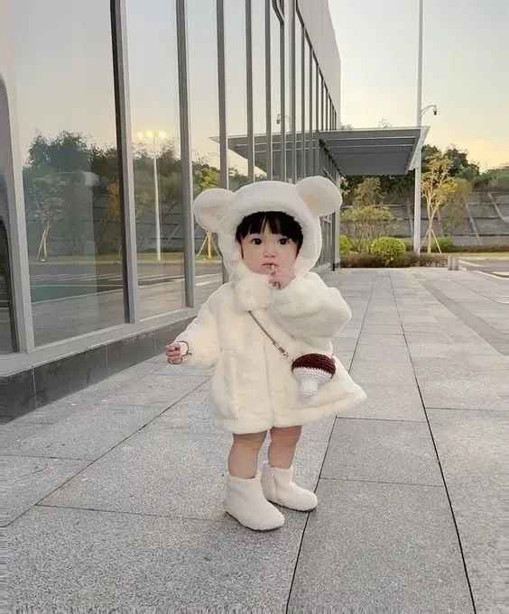 Hình nền bé gái dễ thương cho máy tính làm bừng sáng màn hình