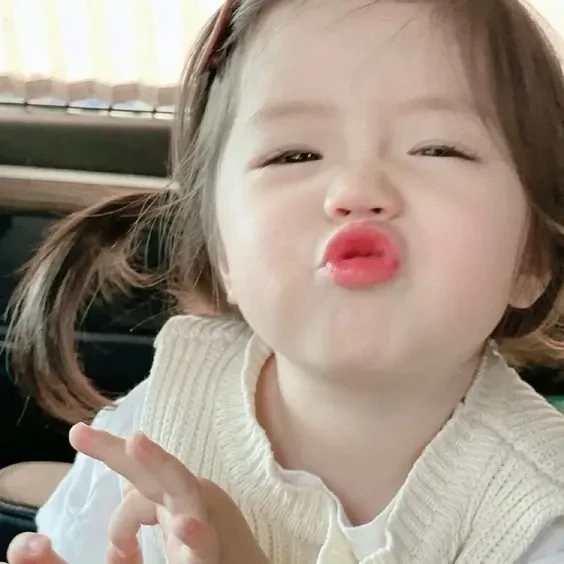 Hình nền em bé gái dễ thương khiến không gian thêm sinh động