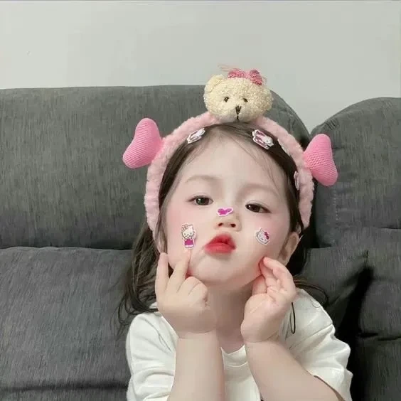 Hình nền em bé gái đáng yêu làm đẹp cho màn hình điện thoại