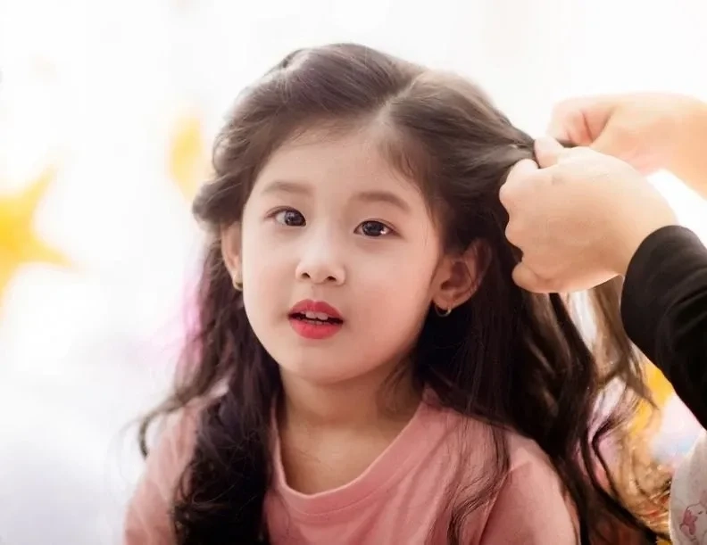 Bộ sưu tập hình ảnh bé gái dễ thương cho điện thoại cực kỳ đáng yêu