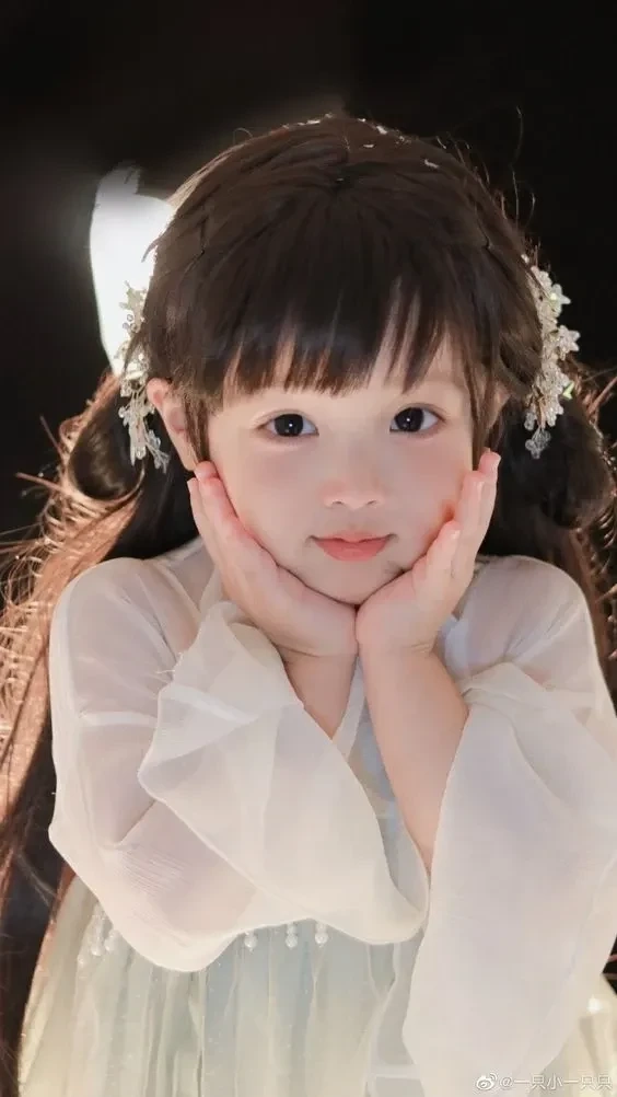 Hình ảnh bé gái dễ thương cho điện thoại đẹp nhất tạo cảm giác vui vẻ