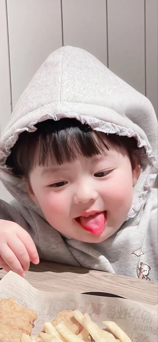 Hình ảnh bé gái dễ thương cho điện thoại miễn phí dễ dàng tải về