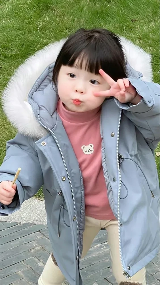 Tải hình ảnh em bé gái dễ thương cho máy tính sắc nét và dễ thương