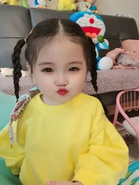 Hình nền em bé gái dễ thương cho máy tính miễn phí chất lượng cao