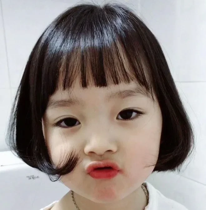 Hình ảnh em bé gái dễ thương cho máy tính HD mang lại sự dễ thương