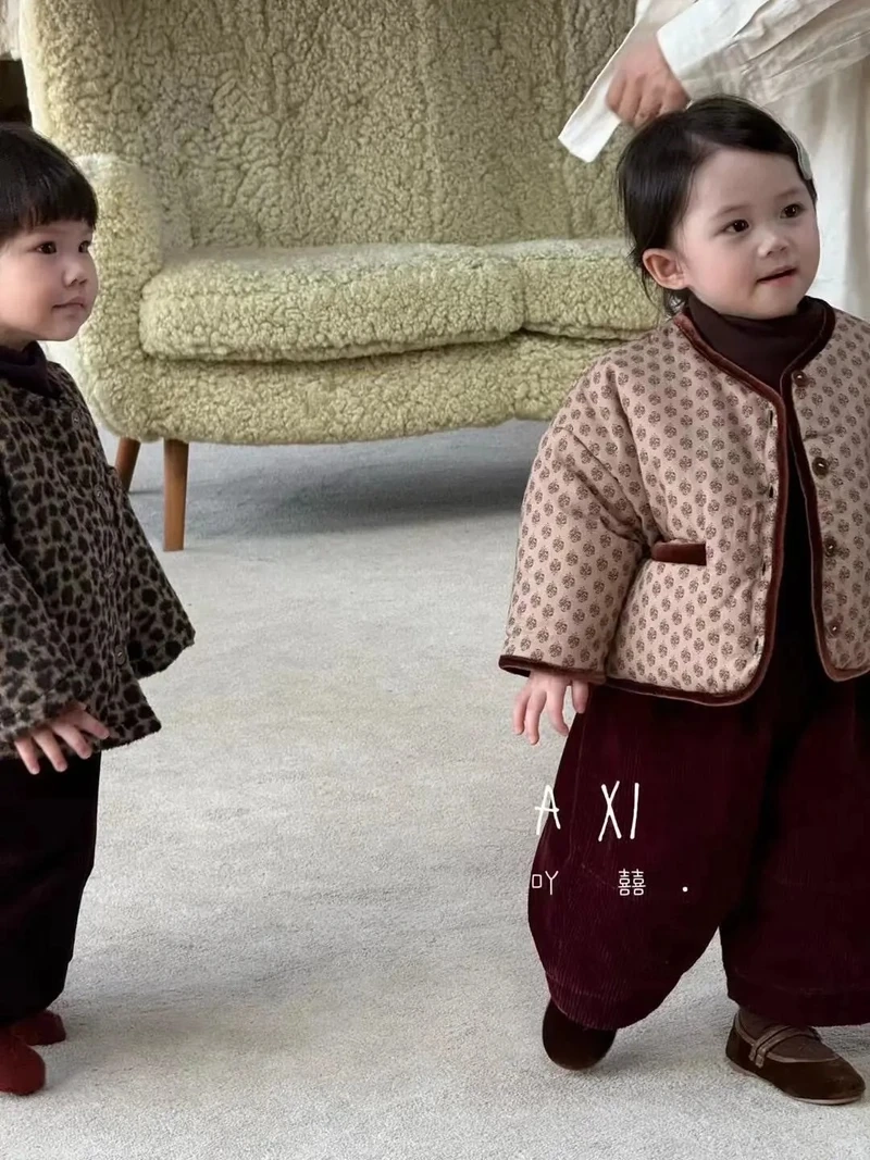 Hình ảnh em bé gái dễ thương cho máy tính dễ thương mang lại niềm vui