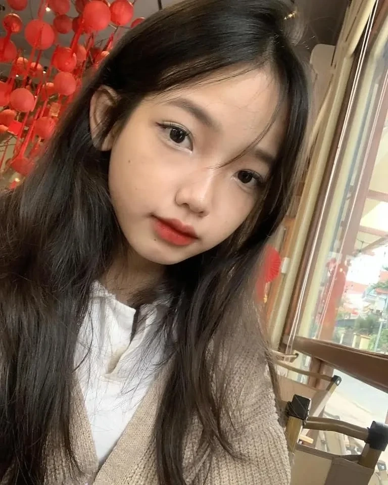 Ảnh con gái k4 với ánh mắt dịu dàng và nụ cười tươi sáng