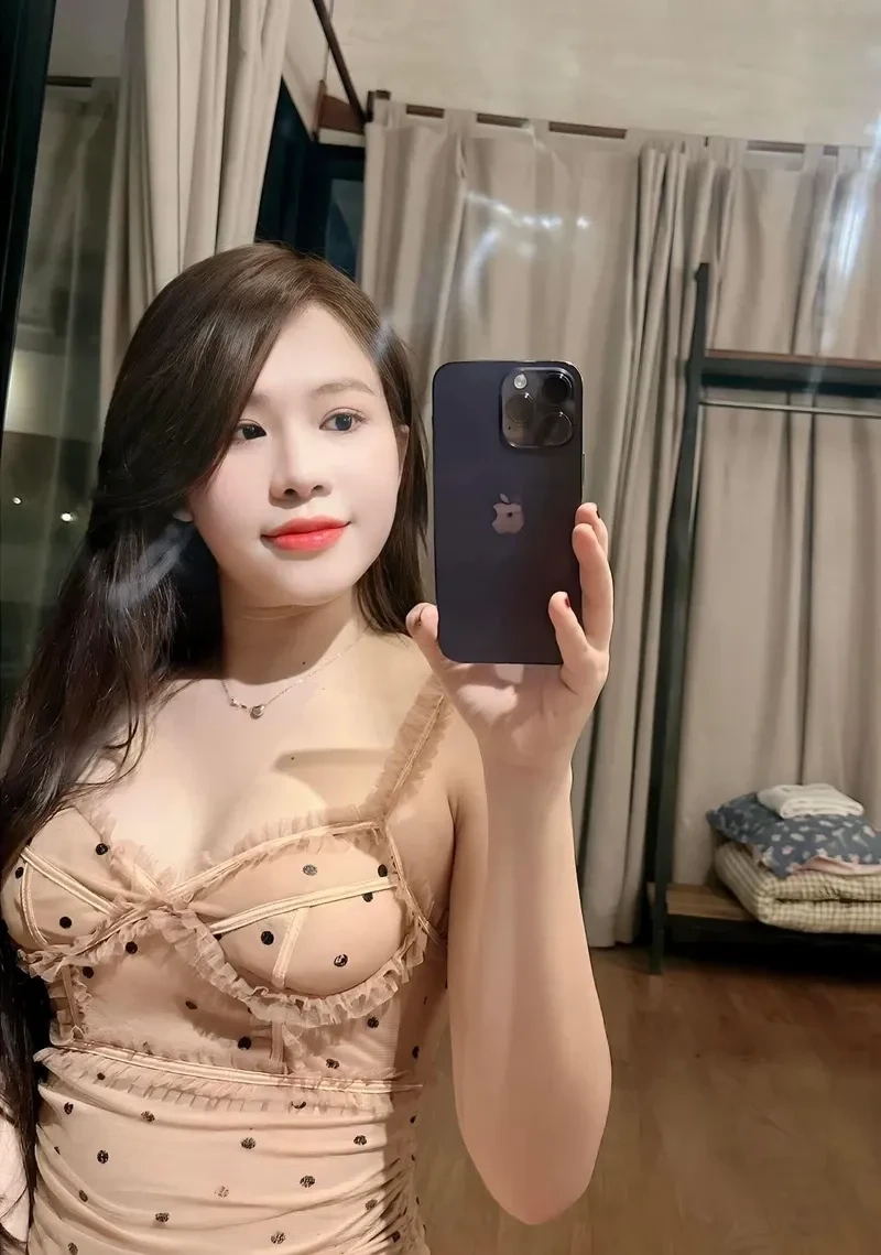 Hình gái k5 với thần thái tự nhiên và ánh mắt rạng rỡ