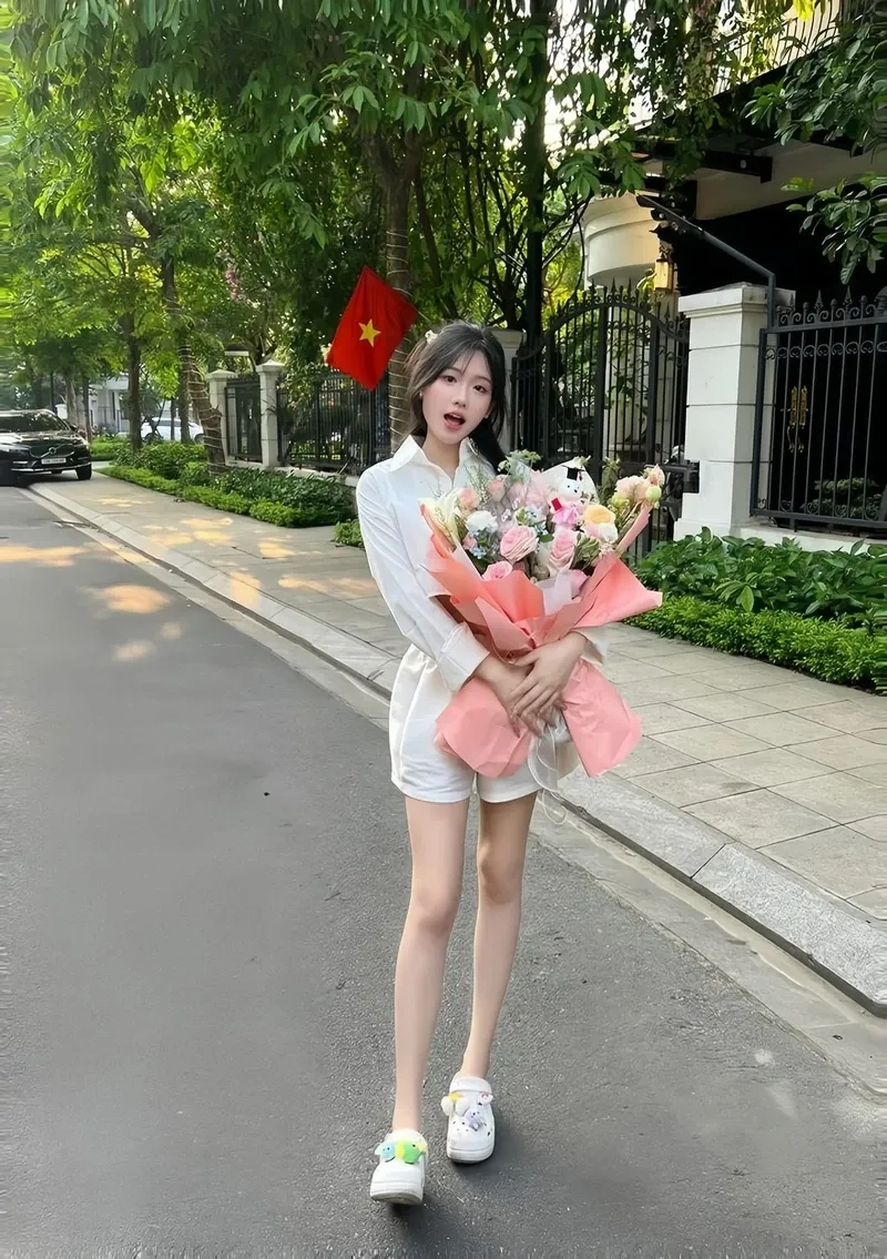 Gái xinh tóc dài đeo kính cute thu hút với nét dễ thương và phong thái tự tin