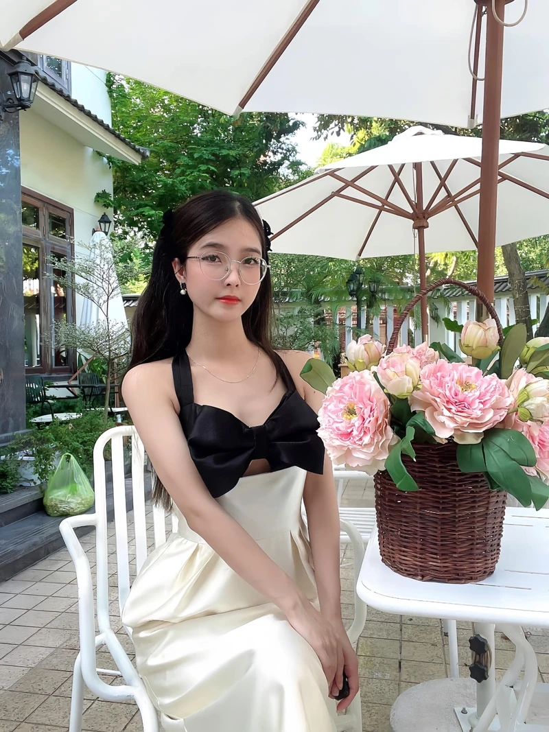 Ảnh gái 2k12 với ba lô tạo nên phong cách phóng khoáng và cá tính
