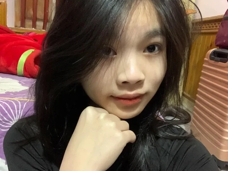 Ảnh gái xinh k 9 với nét rạng rỡ và phong thái tự nhiên