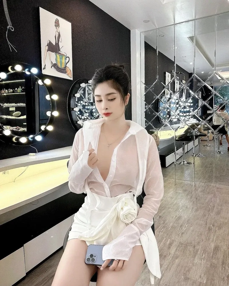 Ảnh chụp trước gương phong cách thể thao thể hiện sự khỏe khoắn và tự tin