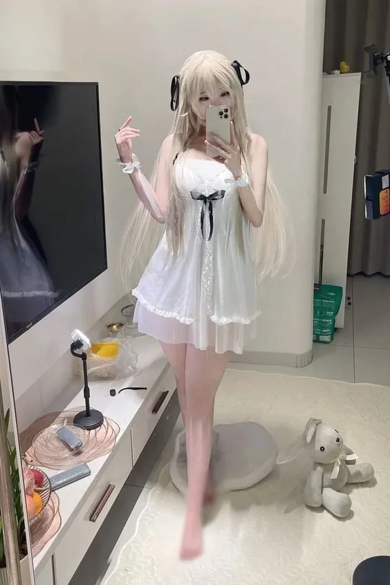Ảnh cosplay Hinata (Naruto) với vẻ ngây thơ và đáng yêu