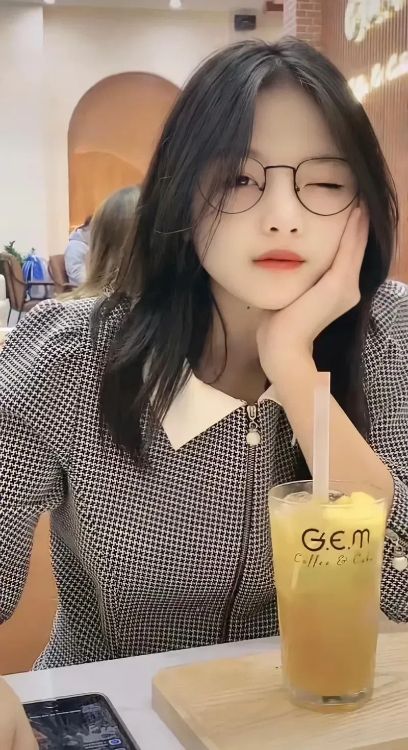 Hình ảnh phô mai que con gái dễ thương nhất cho điện thoại mang đến nét vui tươi và rạng rỡ