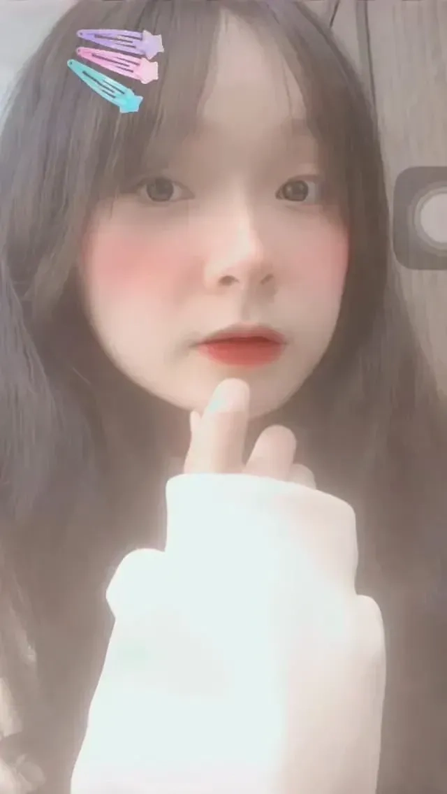 Hình ảnh phô mai que con gái dễ thương nhất dễ thương nhất khắc họa sự ngọt ngào và đáng yêu