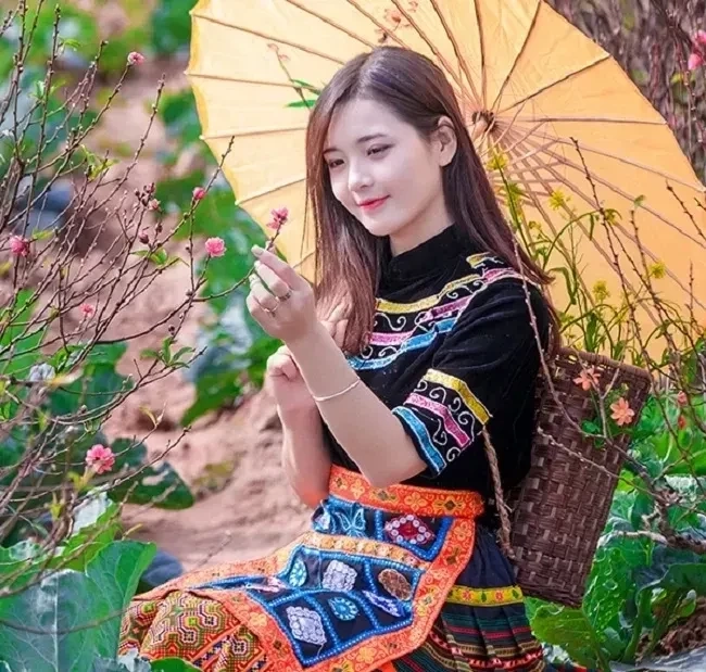 Hình ảnh gái dân tộc Tày với thần thái trong sáng và cuốn hút
