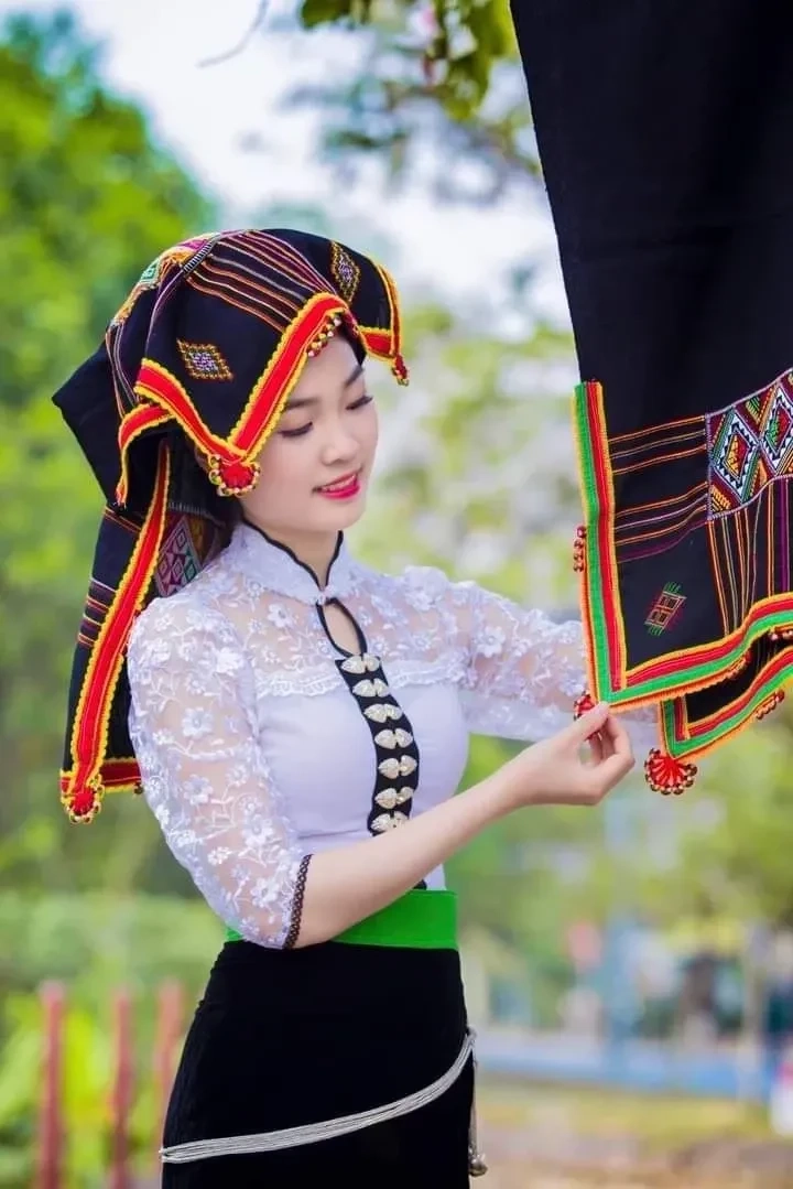 Gái dân tộc Mèo thu hút với thần thái tươi sáng và rạng ngời