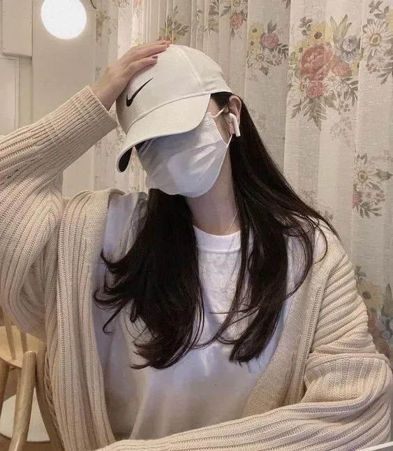 Hình cô gái mặc váy thổ cẩm che mặt với phong thái đậm chất truyền thống
