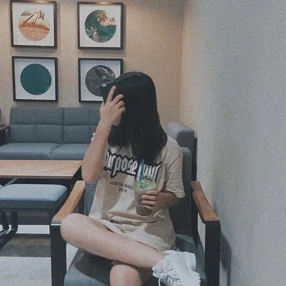 Ảnh gái giấu mặt bên hồ nước với khung cảnh yên ả và tĩnh lặng