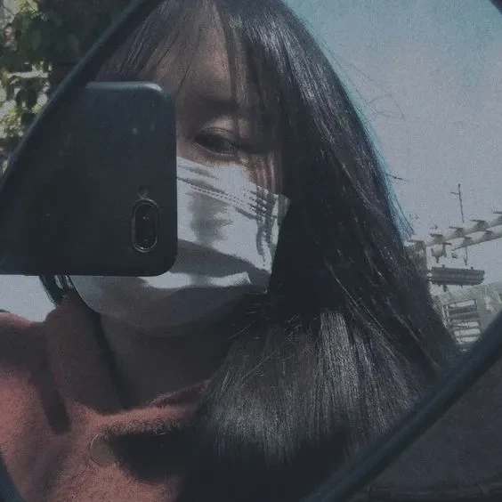 Hình cô gái che mặt bằng ô mang lại hình ảnh nhẹ nhàng và thanh thoát