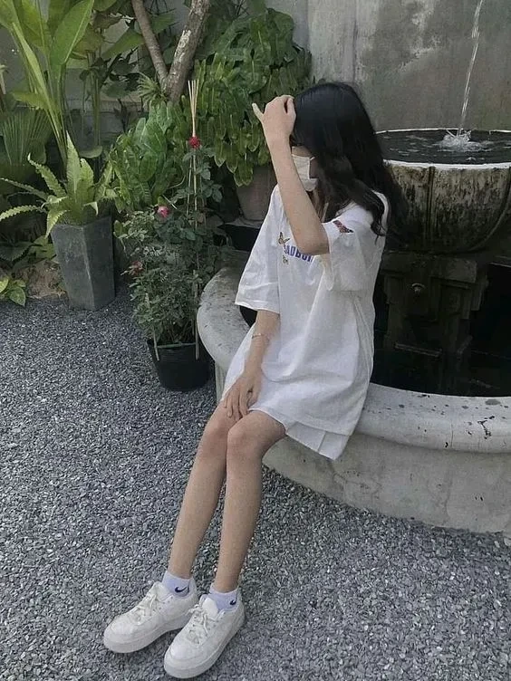 Hình cô gái che mặt bằng mặt nạ với nét độc đáo và sáng tạo
