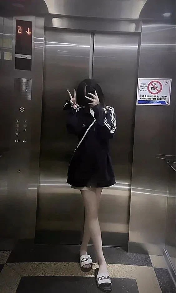 Ảnh gái che mặt với mũ lưỡi trai tạo nên vẻ trẻ trung và năng động