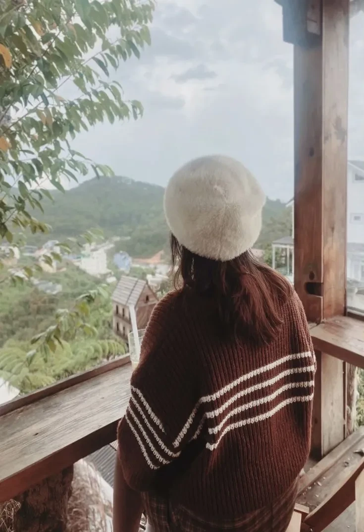 Hình cô gái che mặt bằng áo hoodie với phong cách gần gũi và hiện đại