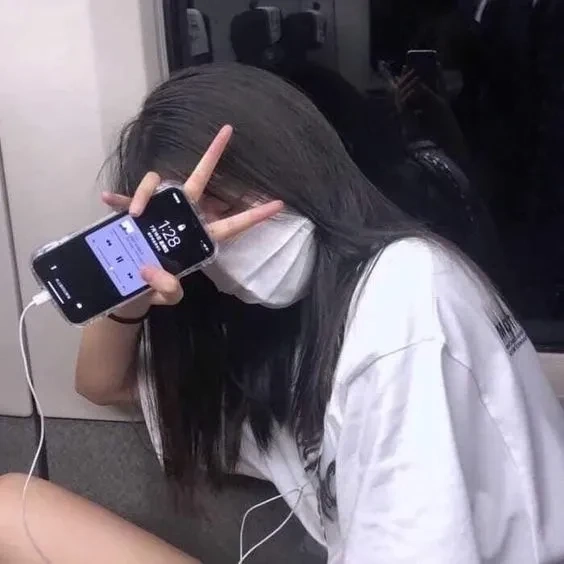 Ảnh gái che mặt với sách mang lại cảm giác yên tĩnh và thư giãn