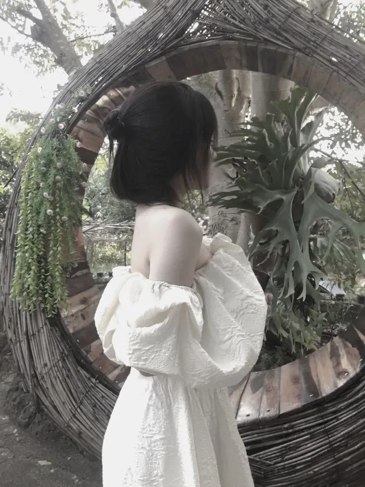 Ảnh gái che mặt với ánh sáng mờ tạo nên khung cảnh mộng mơ và huyền ảo