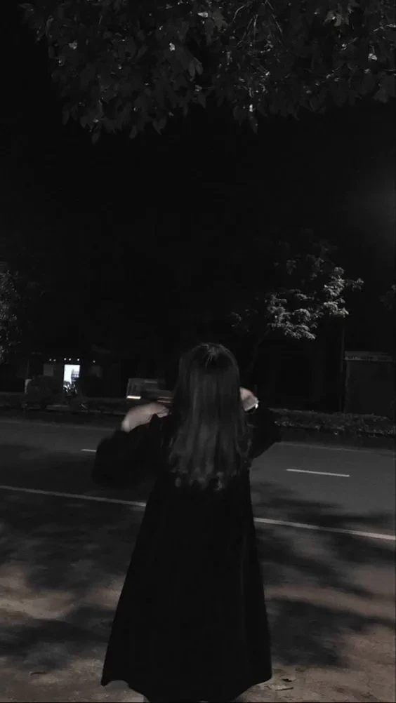 Hình cô gái che mặt bằng lá cây mang lại cảm giác gần gũi với thiên nhiên