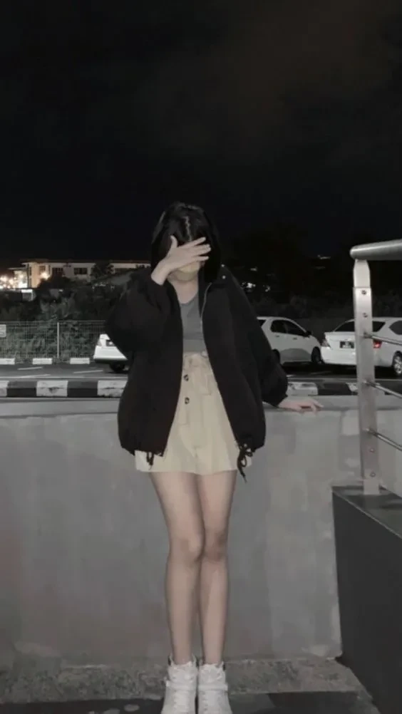 Hình cô gái quay lưng trong rừng với không gian xanh mát và yên bình