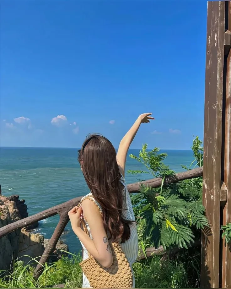 Ảnh gái quay lưng bên bờ biển tạo nên hình ảnh thơ mộng và nhẹ nhàng