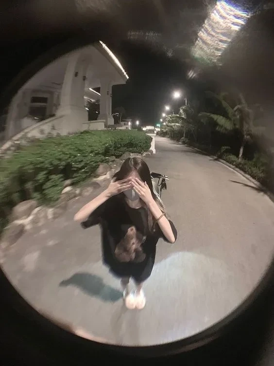 Ảnh gái quay lưng với áo dài thể hiện nét đẹp truyền thống và quyến rũ