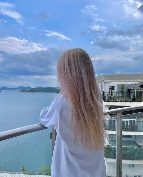 Hình cô gái che mặt bằng nón lá với phong thái giản dị và mộc mạc