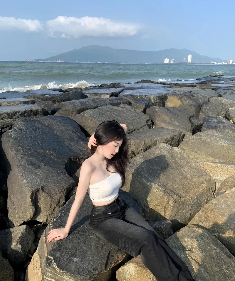 Ảnh gái xinh bên dòng suối với không gian tự nhiên và yên bình