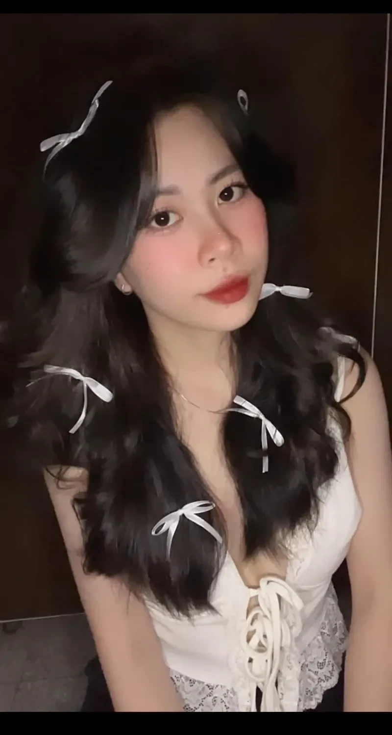 Hình ảnh thiếu nữ trong rừng với vẻ đẹp hoang sơ và tĩnh lặng