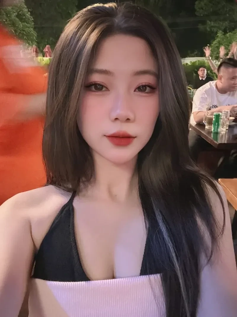 Hình ảnh cô gái đội mũ lưỡi trai mang lại phong cách năng động và cá tính