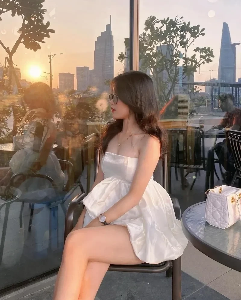 Ảnh gái xinh selfie trên phố với nụ cười rạng rỡ và tự tin