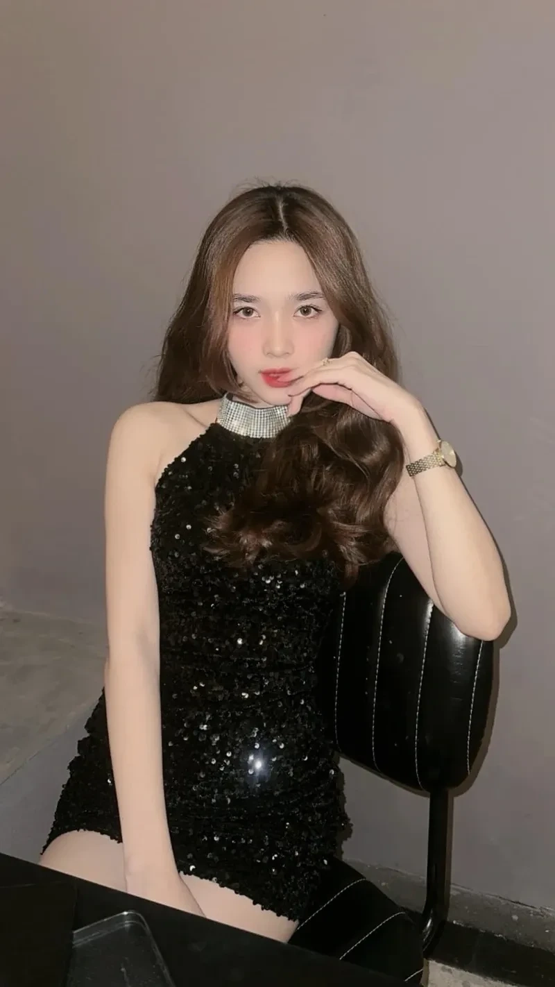 Hình ảnh cô gái trẻ trung trên phố với nét rạng ngời và cuốn hút