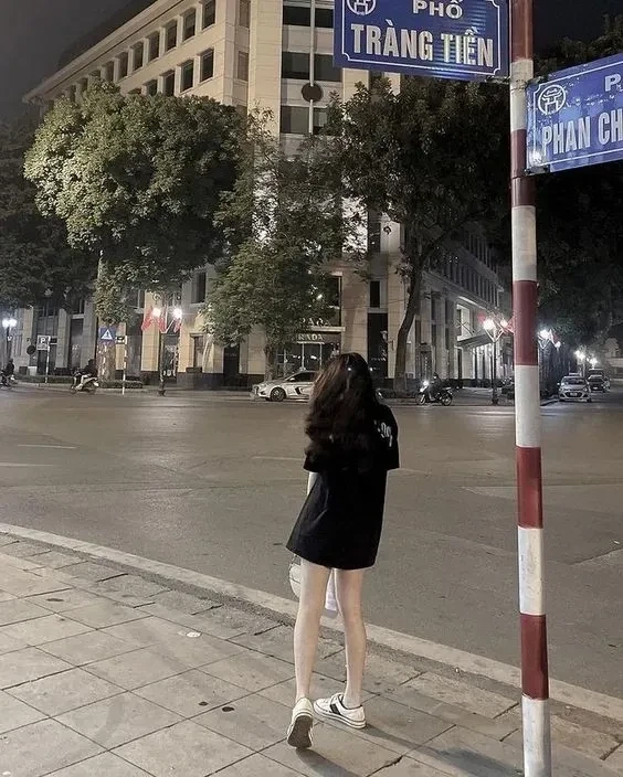 Gái xinh chụp ảnh cánh đồng tạo nên không gian rộng lớn và yên tĩnh