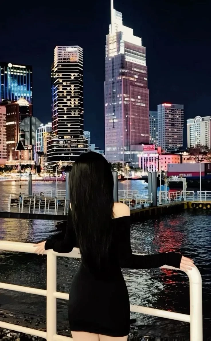 Hình ảnh hot girl đường phố với thần thái cuốn hút và nổi bật