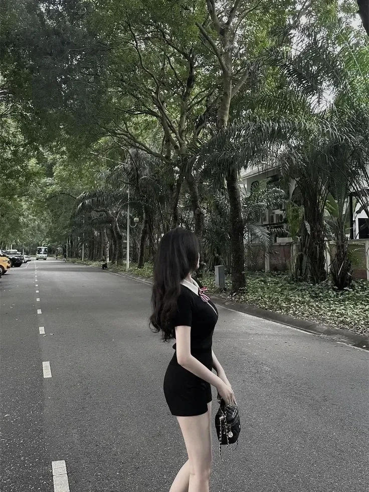 Hình ảnh nữ sinh dạo phố mang lại sự trẻ trung và đầy năng lượng