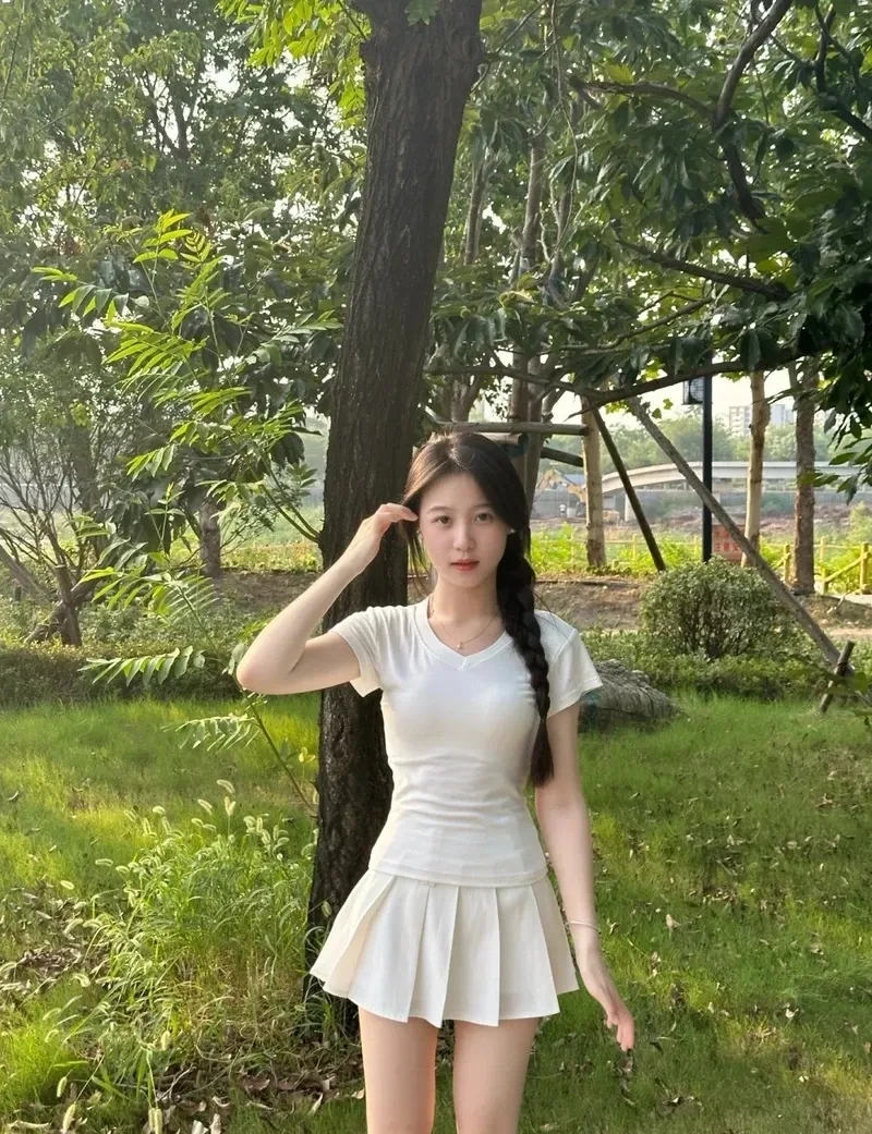 Hình ảnh cô gái đeo kính râm tạo nên vẻ bí ẩn và thu hút ánh nhìn
