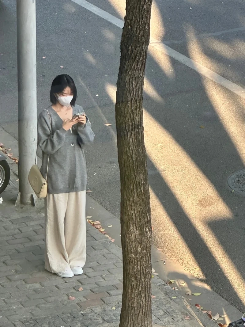 Hình ảnh cô gái với váy maxi trên phố mang lại vẻ dịu dàng và thanh lịch