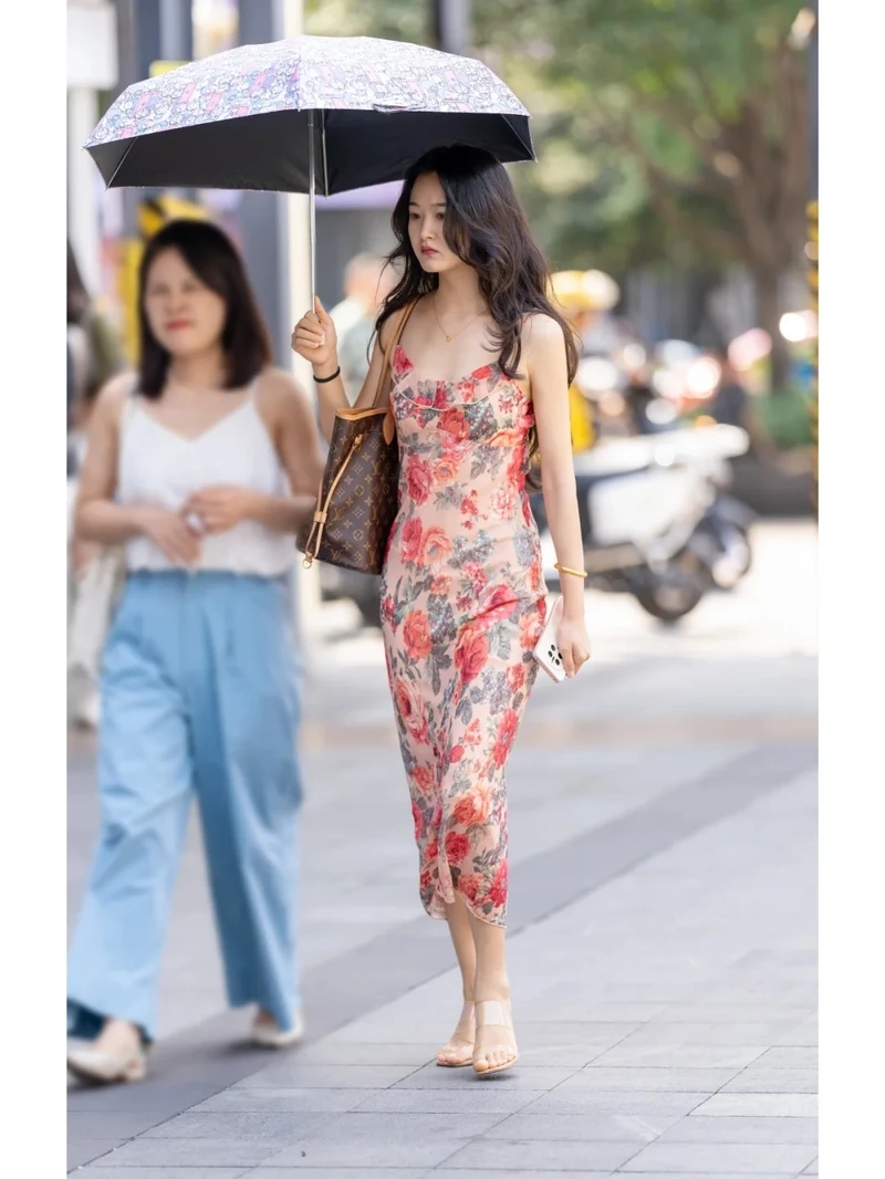 Ảnh thiếu nữ với áo len oversize tạo nên phong cách thoải mái và trẻ trung