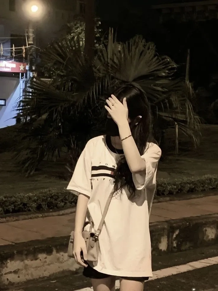 Hình nền gái k7 đeo kính cho máy tính làm nổi bật không gian làm việc